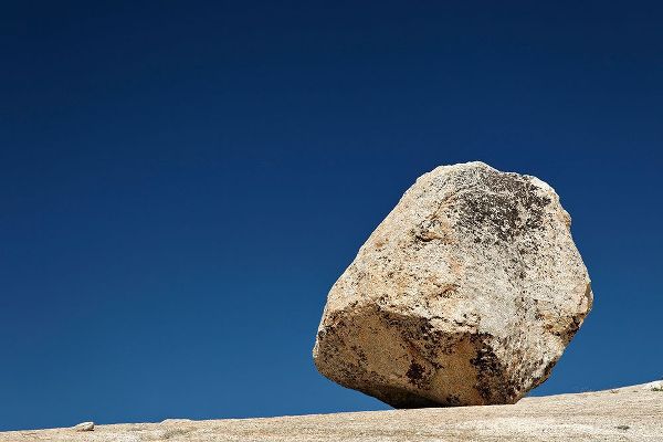 Jones, Adam 아티스트의 Large granite boulder on ridge-Olmsted Point-Yosemite National Park-California작품입니다.